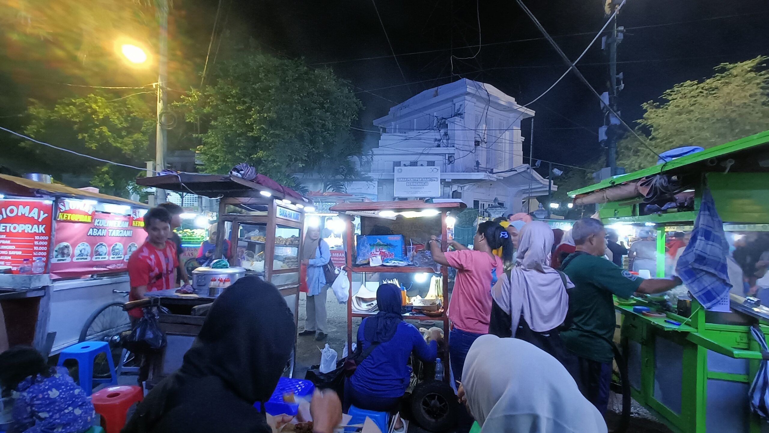 Waiting for the satay kambing, people are seated and enjoying as well. MK at Maliboro Street 